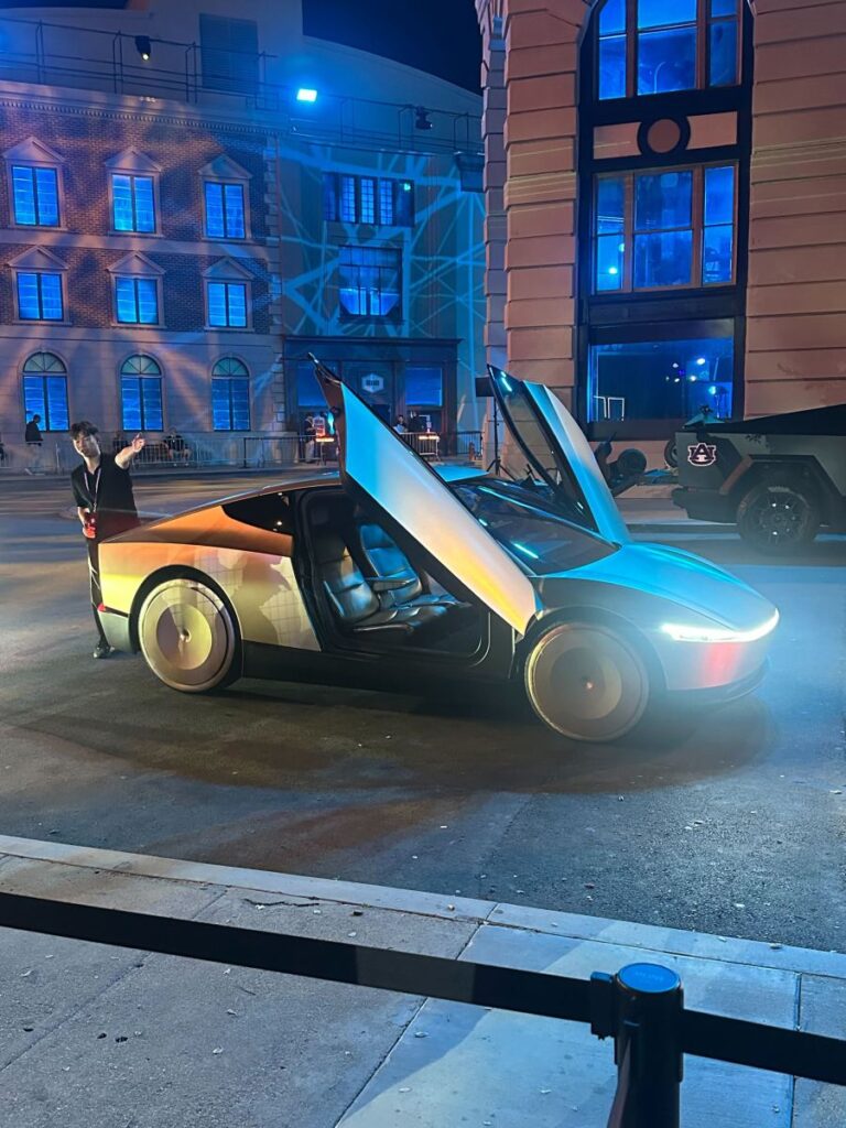 Cybercab Gullwing.jpg