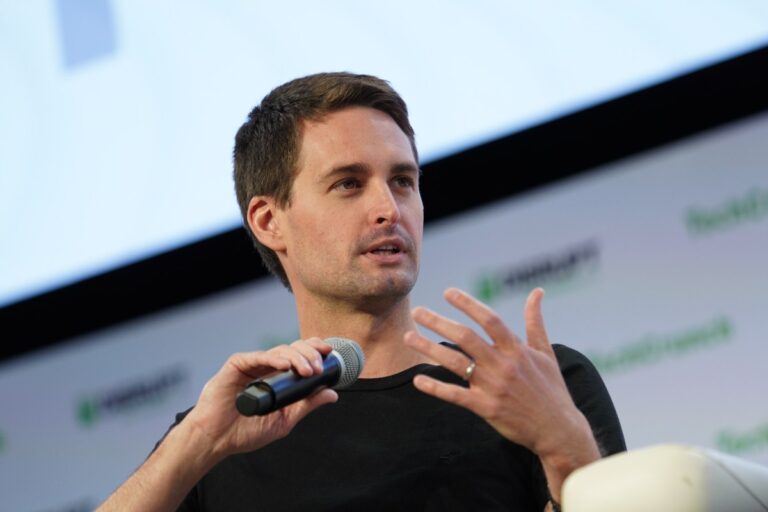 Evan Spiegel Snapdsc04017.jpg